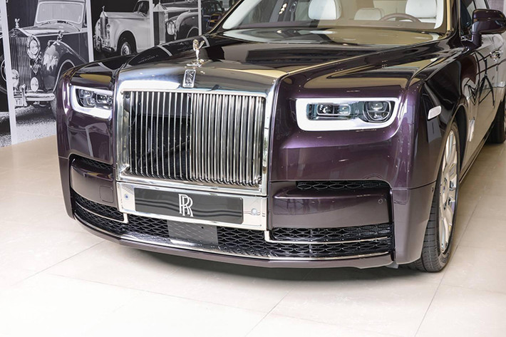 Lướt qua thị trường xe tư nhân, một doanh nghiệp Sài Gòn hiện đang chào bán một chiếc Phantom EWB 2018 với mức giá khiến nhièu giới chơi xe cũng phải "giật mình". Cụ thể, mức giá đàm phán ban đầu được đưa ra là 55,2 tỷ đồng, nếu như khách hàng đồng ý, xe sẽ ngay lập tức được vận chuyển từ nước ngoài về Việt Nam.