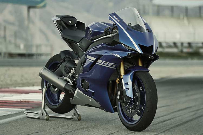 Trên thế hệ mới, R6 vẫn tiếp tục giữ động cơ với cách bố trí 4 xi-lanh thẳng hàng, DOHC 4 van làm mát bằng nước. Dung tích thực của động cơ này là 599 cc với piston đường kính 67 mm và hành trình 42,5 mm, đem tới tỉ số truyền 13.1:1. Công suất của động cơ mới này đạt mức 118 mã lực - yếu hơn R6 thế hệ cũ 4 mã lực do hệ thống xả "bí" hơn bởi những lớp lọc giảm âm, giảm ô nhiễm nhằm đạt các tiêu chuẩn khí thải mới.