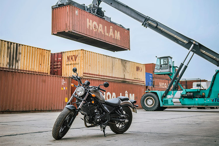 Trên thế giới và ngay cả tại Việt Nam, mẫu môtô Honda Rebel là một dòng xe phân khối lớn đã quá quen thuộc với nhiều người. Xe được ra mắt từ năm 1985 với các phiên bản 125 và 250cc, Rebel đã đạt được thành công nhờ thiết kế đậm phong cách Mỹ, kích thước nhỏ gọn và mức tiêu thụ nhiên liệu thấp, hướng tới những tay lái trẻ.