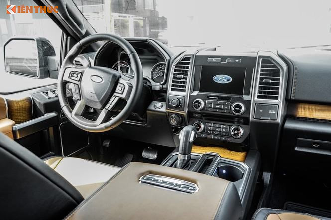 Bên trong nội thất của xe sử dụng rất nhiều vật liệu da xen lẫn nhôm và ốp gỗ cao cấp. Hàng ghế trước trên phiên bản Limited này được tích hợp chế độ massage, sưởi và điều chỉnh 10 hướng khác nhau, hàng ghế sau được thiết kế có thể gập gọn khi cần.