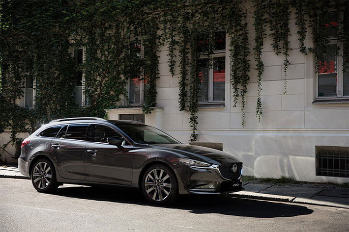 Mazda6 2018 tại Nhật Bản còn được trang bị mô-đun kiểm soát động cơ Powertrain Control Module (PCM) mới. Mô-đun này có tác dụng kiểm soát việc phun nhiên liệu chính xác hơn và giảm hạt trong khí thải. Phiên bản 2.5L có công nghệ ngắt xi-lanh nhưng thiếu hệ thống tái sinh năng lượng phanh i-Eloop và không có động cơ tăng áp như bản Mỹ.