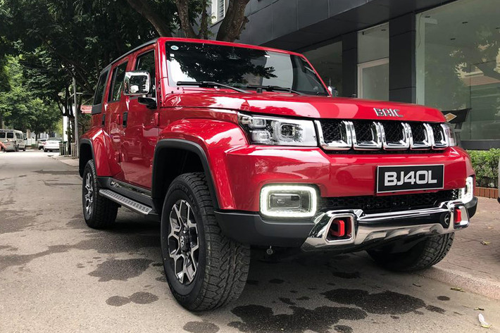 Mới đây, những hình ảnh chi tiết của hai chiếc SUV BAIC BJ40L Plus 2018 tại Việt Nam đã được đăng lên mạng và lập tức thu hút sự chú ý. Hai chiếc SUV Trung Quốc này được sơn màu đỏ và đen mang phong cách Jeep và Hummer, hiện đang có mặt tại một showroom ôtô ở Hải Phòng.