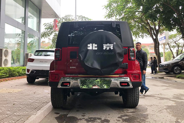 Bên sườn của BAIC BJ40L Plus 2018 xuất hiện bộ vành 6 chấu kép bóng sáng. Thêm vào đó là vỏ gương ngoại thất mạ crôm và viền cửa sổ thứ ba màu đen. Đặc biệt, nóc của BAIC BJ40L Plus 2018 trên đầu người lái và hành khách phía trước có thể tháo rời ra như xe mui trần.