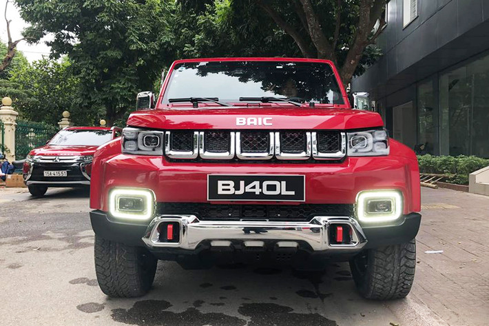 Cuối cùng là động cơ xăng 4 xi-lanh, tăng áp, dung tích 2,3 lít với công suất tối đa 250 mã lực và mô-men xoắn cực đại 350 Nm. Các động cơ này kết hợp với hộp số sàn 5 cấp, 6 cấp và tự động 6 cấp. Tại thị trường Trung Quốc, BAIC BJ40L Plus 2018 có giá dao động từ 159.800 - 189.800 Nhân dân tệ (khoảng 547 - 650 triệu đồng). Hiện giá xe BAIC BJ40L Plus 2018 tại Việt Nam vẫn chưa được công bố.