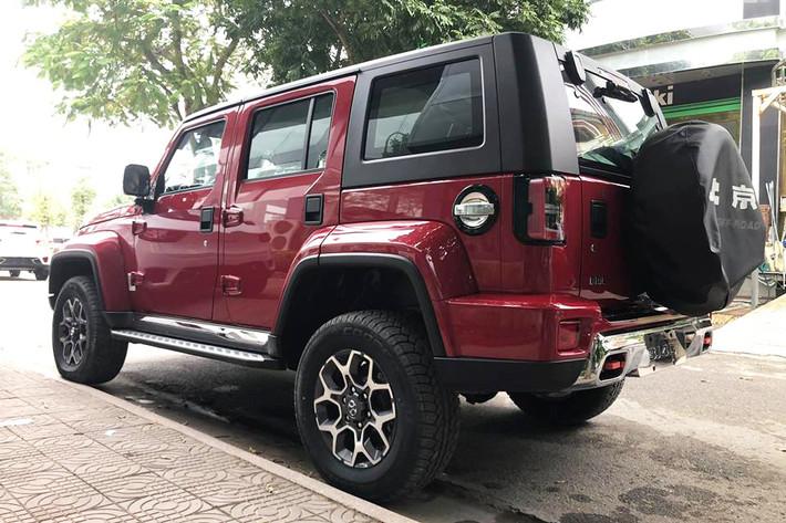 Lần đầu tiên trình làng trong triển lãm Ô tô Bắc Kinh 2018, mẫu xe BAIC BJ40L Plus 2018 gây chú ý vì thiết kế ngoại thất khiến nhiều người liên tưởng đến một chiếc xe nhái Jeep và Hummer. BAIC BJ40L Plus 2018 trên thực tế chính là phiên bản cao cấp hơn của dòng SUV BJ40L.