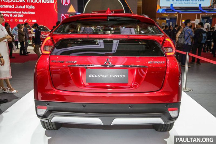 Trong khi đó, thiết kế đuôi xe Mitsubishi Eclipse Cross riêng biệt và độc đáo hơn với cụm đèn hậu kéo dài, nằm dọc theo chiều dài của kính sau. Thiết kế cụm đèn hậu của Mitsubishi Eclipse Cross có thể khiến nhiều người liên tưởng đến mẫu xe Honda CR-Z hiện đã bị ngừng bán. Nối giữa cụm đèn hậu chính là đèn phanh thứ ba, chia kính sau thành 2 phần.