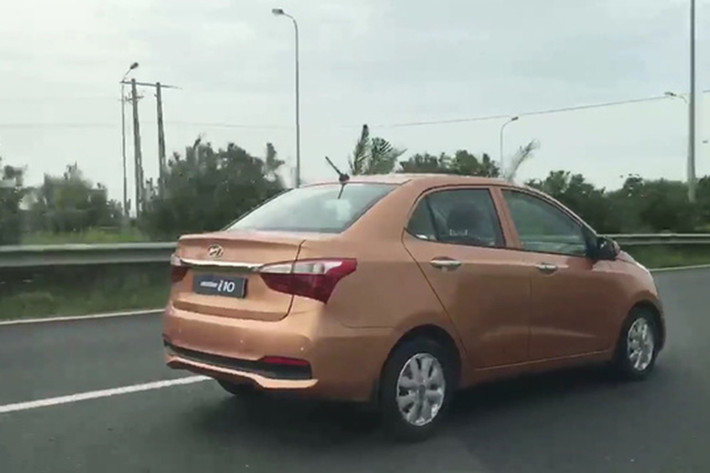 Chiếc xe sở hữu thiết kế khác biệt so với Hyundai Grand i10 2017 phiên bản hatchback. Điều này được thể hiện qua lưới tản nhiệt có kích thước lớn hơn trên đầu xe và gợi liên tưởng đến Elantra mới. Trên lưới tản nhiệt xuất hiện những thanh ngang mạ crôm thay vì dạng mắt lưới như Hyundai Grand i10 Hatchback 2017 đã có mặt tại Việt Nam hồi đầu năm.