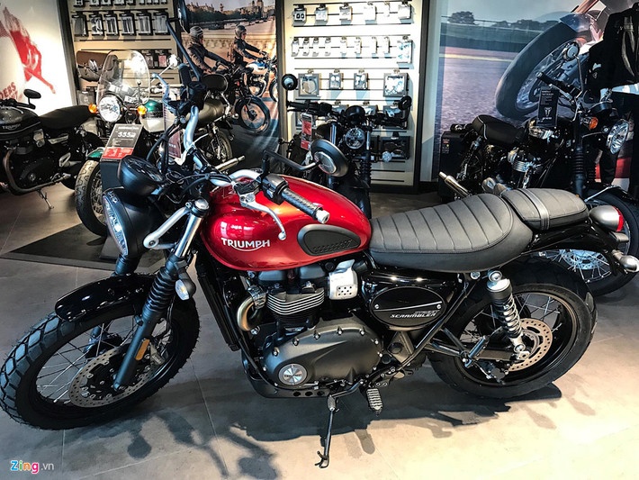 Street Scrambler là một trong 2 mẫu xe bán chạy nhất của Triumph tại thị trường Việt Nam, cạnh tranh trực tiếp với các mẫu Scrambler 800 cc của Ducati. Mẫu xe Triumph Street Scrambler có khả năng chạy đa địa hình, song phù hợp chạy phố hơn mẫu Scrambler 1200. Phiên bản 2019 được phân phối chính hãng với mức giá từ 399 triệu đồng.