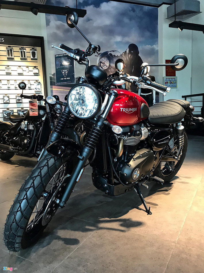 Street Scrambler có kích thước chiều ngang tay lái 835 mm, chiều cao không bao gồm gương 1.180 mm, trục cơ sở 1.445 mm, chiều cao yên 790 mm khá phù hợp với thể trạng người Việt Nam. Dung tích bình xăng 12 lít. Xe sử dụng giảm xóc trước KYB dạng ống lồng 41 mm, hành trình 120 mm. Giảm xóc sau KYB lò xo đôi, có thể điều chỉnh theo tải trọng, hành trình 120 mm. Đèn pha dạng tròn cổ điển với bóng halogen, xi-nhan rời dạng bầu dục.