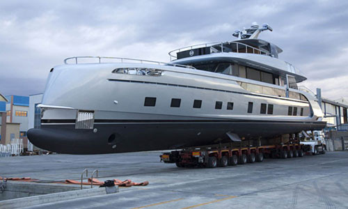 Dự án chiếc siêu du thuyền Porsche GTT 115 là thành quả hợp tác giữa Dynamiq Yachts và Studio F. A. Porsche có trụ sở ở Zell am See, Áo. Studio này là một công ty con của Porsche Lizenz-und Hendelsgesellschaft mbH&Co. KG (Porsche Design Group, trụ sở ở Ludwigsburg, Đức) – một công ty con của Porsche AG.
