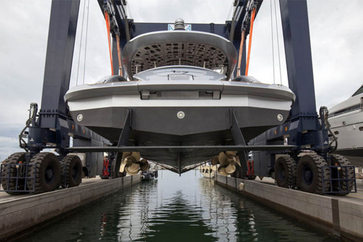 Tuy nhiên chiếc đầu tiên vừa hạ thủy và sẽ trưng bày ở triển lãm Monaco Yacht Show sắp tới được chào giá 13,95 triệu euro (khoảng 377 tỉ đồng). Sự khác biệt về giá này là do các trang bị tùy chọn lắp trên từng chiếc.