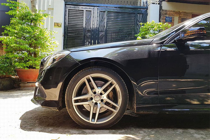 Chiếc E400 AMG này hiện chỉ chạy được khoảng 37.000 km, như vậy là vẫn còn khá mới. Đối với những chiếc xe tương tự nhưng sử dụng nhiều, giá bán lại có thể sẽ còn thấp hơn rất nhiều so với mức 1,6 tỷ đồng.