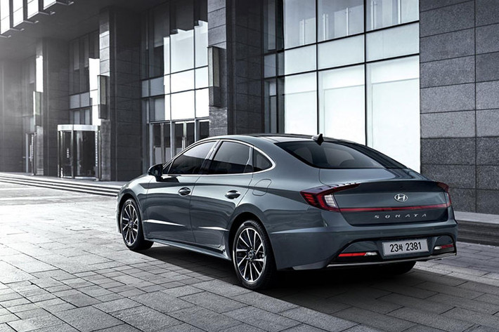 Về kích thước, Hyundai Sonata 2020 sở hữu chiều dài 4.900 mm, rộng 1.890 mm, cao 1.835 mm và chiều dài cơ sở 2.840 mm. So với thế hệ cũ, Hyundai Sonata mới dài hơn 45 mm, rộng hơn 25 mm và thấp hơn 30 mm. Trong khi đó, chiều dài cơ sở của Hyundai Sonata 2020 tăng 35 mm.