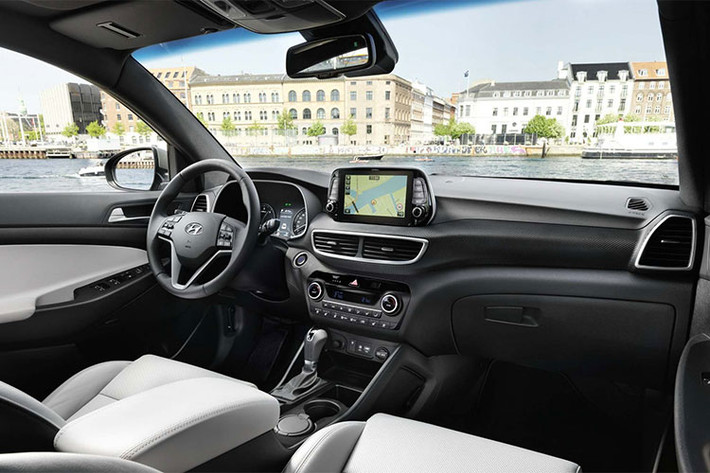 Về nội thất, phiên bản Santa Fe Inspiration được hãng xe ôtô Hyundai trang bị ghế ngồi bọc da Nappa cao cấp, xe sử dụng kính cách âm ở cửa trước. Về động cơ, các khách hàng khi mua Santa Fe Inspiration có 3 lựa chọn động cơ gồm: Động cơ xăng 4 xy-lanh thẳng hàng (I4) dung tích 2.0L tăng áp T-GDi cho công suất tối đa 231 mã lực + 353Nm.