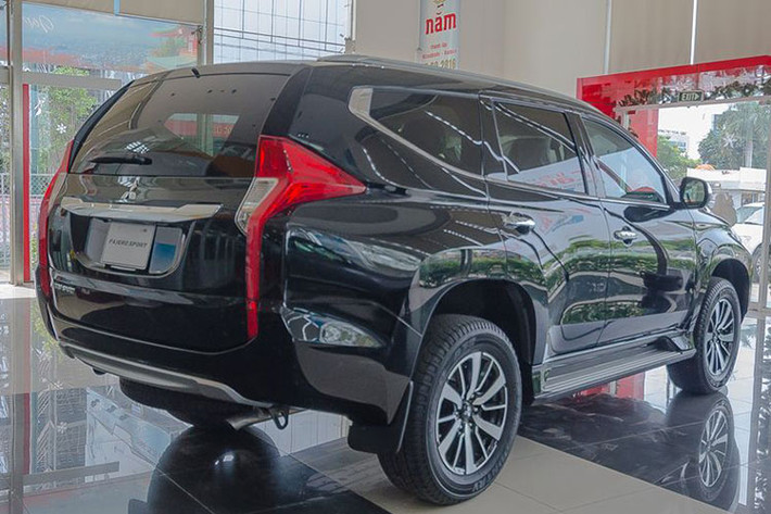 Xe vẫn được nhà sản xuất Mitsubishi thiết kế theo ngôn ngữ Dynamic Shiled tương tự như người anh em Outlander của mình, điều này cũng đã giúp cho Pajero Sport có được một tổng thể không chỉ mạnh mẽ mà còn là một diện mạo hiện đại và đầy cá tính.