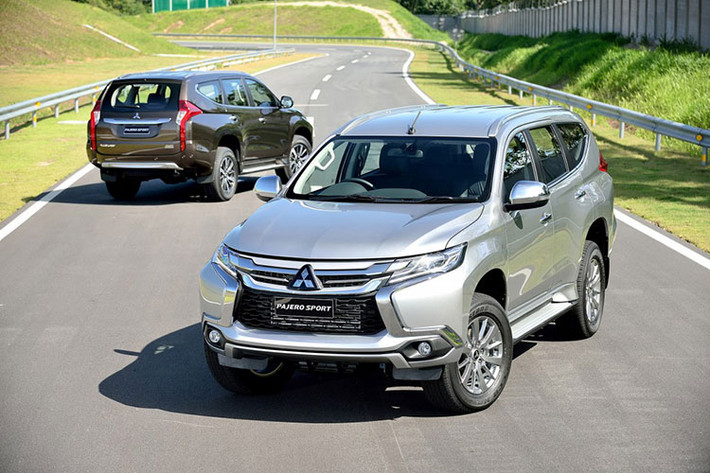 Mitsubishi Pajero Sport 2017 đang có mặt tại thị trường Việt Nam bao gồm hai phiên bản được nhập nguyên chiếc từ Thái Lan. Giá bán Pajero Sport bản 4x4 AT là 1,55 tỷ đồng, còn trên phiên bản sử dụng hệ dẫn động 4x2 AT, xe có giá 1,4 tỷ đồng.