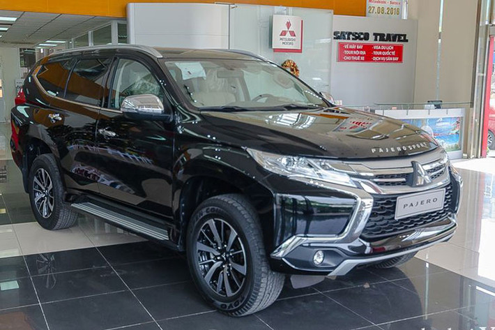 Sau Vietnam Motor Show 2016, Mitsubishi Pajero Sport 2017 đã "nhanh chân" Toyota Fortuner 2017 đôi chút khi đã chính thức chốt giá bán và âm thầm có mặt tại đại lý của Mitsubishi. Đối thủ của Fortuner 2017 bao gồm hai phiên bản được nhập nguyên chiếc từ Thái Lan.