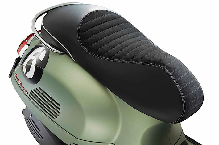 Xe được trang bị yên xe bọc da với các đường chỉ khâu màu tương phản, màu sơn xe gọi nhớ tới màu áo đồng phục của đội Vespa Racing Team những năm 1950. Thân xe nổi bật với tem hình số 6 to bản, tay xách phía sau bằng kim loại sáng bóng, cụm đèn hậu không có nhiều thay đổi so với "người anh em" Vespa GTS 125 và 150 từng xuất hiện.