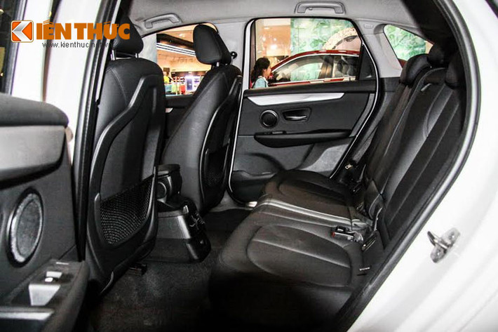 Chỉ sở hữu 5 chỗ ngồi, nhưng 2-Series Active Tourer có không gian nội thất rộng rãi hơn, đặc biệt là hàng ghế phía sau.