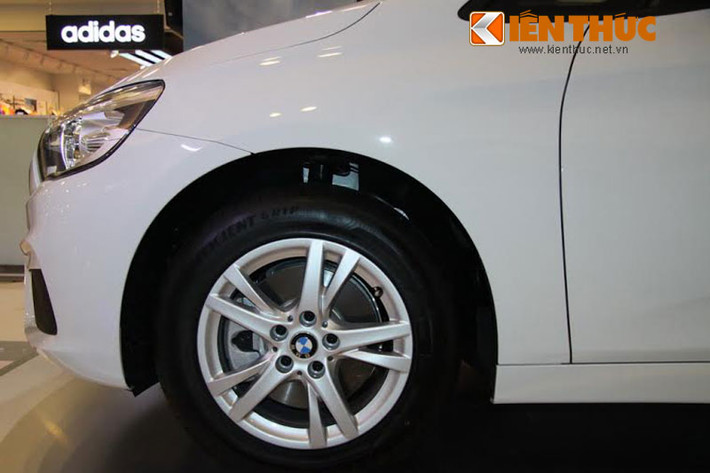 Xe sở hữu bộ mâm 16-inch 5 chấu kép, kính chiếu hậu gập chỉnh điện, cửa sau chỉnh điện với cần gạt mưa ẩn phía sau cánh lướt gió thể thao.