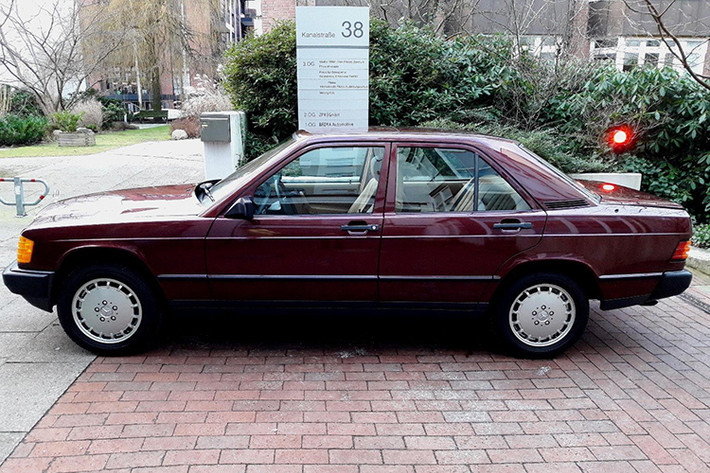 Mercedes-Benz 190 mang lại cho thương hiệu ngôi sao 3 cánh nhiều khách hàng cũng như cơ hộ mở rộng tên tuổi nhanh chóng. Theo thông báo tại thời điểm đó, có tới hơn 1,8 triệu chiếc Mercedes-Ben 190 được bán ra trên toàn thế giới từ năm 1982 đến tháng 4/1993.
