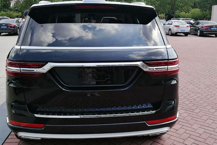 Với kích thước tương ứng, nhiều người chắc hẳn sẽ lầm tưởng chiếc Zotye T900 với mẫu Range Rover Sport khi nhìn từ hông. Bởi từ thiết kế phần mái xe vuốt dốc về phía sau, những đường gân dọc hai bên thân xe…