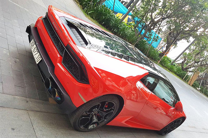 Chiếc Huracan dẫn động cầu sau này thuộc sỡ hữu của một đại gia kinh doanh đồng hồ xa xỉ ở Hà Nội. Anh sỡ hữu dàn siêu xe gồm những tên tuổi như: F12 berlinetta,Huracan LP580-2,… đáng chú ý, anh chàng này còn có chiếc Bentley Bentayga thửa giày hiệu Mansory.