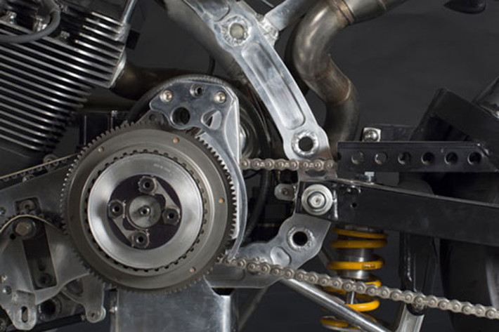 Điều tương tự cũng đến với hộp số, khách hàng chọn từ Harley-Davidson, Revtech, S & S hoặc Baker.