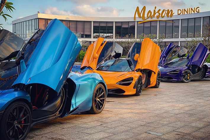 Trong đó, cặp đôi McLaren 720S màu cam và tím Latana đã rất quen mặt với giới mê xe do thuộc sở hữu của Cường Đô la và chủ resort ở Long Hải này. Riêng chiếc siêu xe McLaren 720S còn lại mang màu xanh mới.