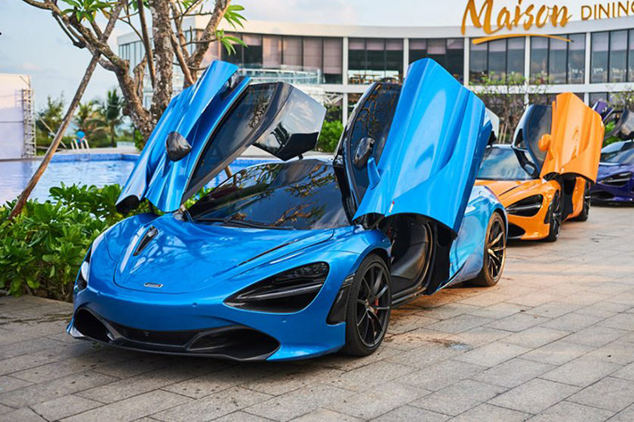 Động cơ kết hợp với hộp số SSG ly hợp kép 7 cấp giúp McLaren 720S có thể tăng tốc từ vị trí xuất phát lên 100 km/h chỉ trong thời gian 2,9 giây và giảm tốc từ 100-0 km/h trong 2,8 giây. Tốc độ tối đa của siêu xe McLaren 720S là 341 km/h. Giá bán của Mclaren 720S tại Việt Nam ở thời điểm này ở mức trên 22 tỷ đồng tùy vào phiên bản cấu hình xe.