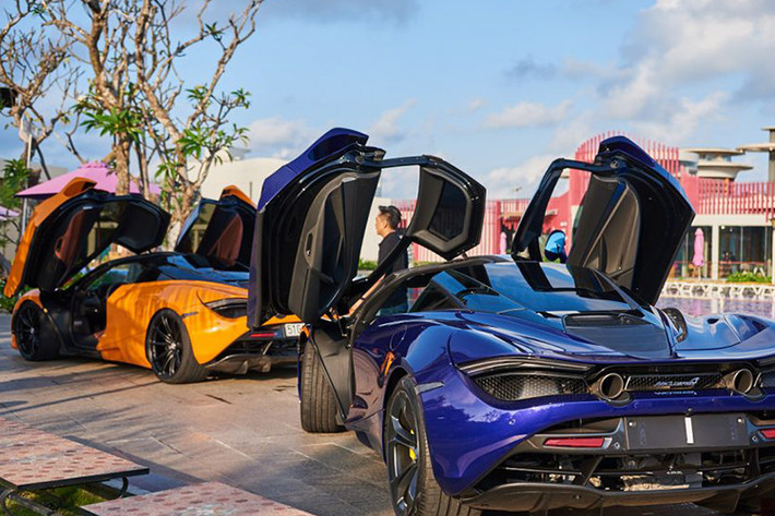 Mclaren 720S sử dụng khối động cơ V8, tăng áp kép, dung tích 4.0 lít nhưng tạo ra công suất tối đa lên đến 720 mã lực tại vòng tua máy 7.000 vòng/phút và mô-men xoắn cực đại 770 Nm tại vòng tua máy 5.500 vòng/phút.
