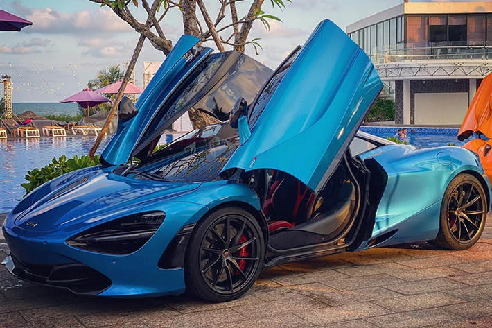Thực tế, chiếc siêu xe McLaren 720S màu xanh này mới được chủ nhân cho dán đổi màu bằng đề-can. Nguyên bản xe có màu sơn đỏ Memphis và từng đi tiền trạm Asean Rally 2020 hơn 4.000 km về trong cuối tháng 9 vừa qua. Sau khi chạy xuyên qua ba nước Đông Nam Á khác là Lào, Thái Lan và Campuchia, chiếc siêu xe McLaren 720S này được chủ nhân bán lại cho một thành viên còn khá trẻ tuổi trong nhóm Car Passion.