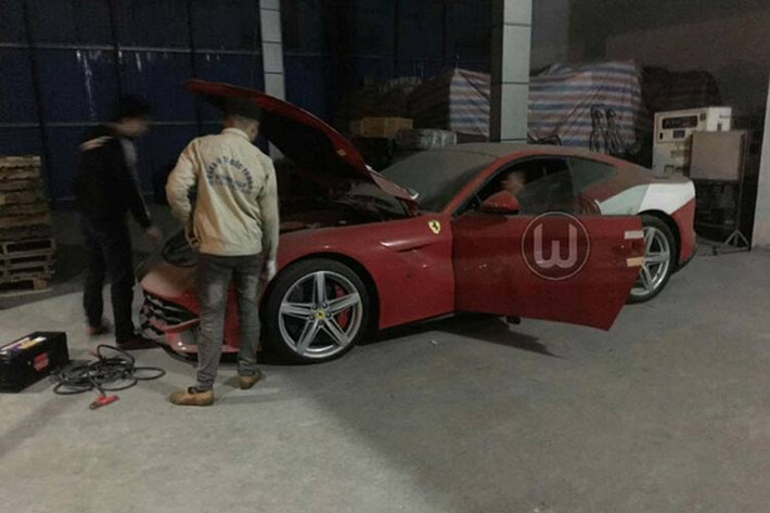 Phần thân F12 Berlinetta sử dụng nhiều thành phần làm bằng nhôm, do đó trọng lượng của chiếc siêu xe này chỉ nặng 1.525 kg xấp xỉ với cân nặng của một chiếc sedan cỡ trung bình.