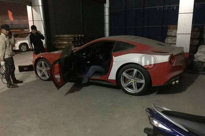 Chiếc siêu xe F12 Berlinetta tại Hải Phòng sở hữu ngoại thất màu đỏ tươi giống chiếc đang lăn bánh tại Hà Nội, nhưng khác ở cặp chân. Mâm xe 5 chấu đơn trắng chứ không phải kép chữ Y.
