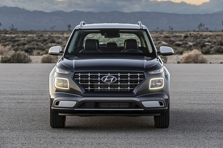 Tại thị trường Ấn Độ, giá xe Hyundai Venue bán ra quy đổi ra tiền Việt chỉ từ 650.000 đến 1.840.000 Rupee (tương đương khoảng 218 - 617 triệu đồng). Nhờ vào lợi thế về giá bán cộng với thiết kế trẻ trung, khoẻ khoắn và trang bị đi kèm tốt, Hyundai Venue dễ dàng lấy được thiện cảm từ người tiêu dùng. Theo dự tính, mẫu xe này sẽ được lắp ráp tại Việt Nam vào năm 2020.