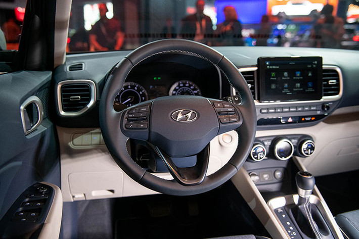 Với mức giá rẻ, không thể mong đợi Hyundai Venue hoàn toàn mới sẽ sở hữu một nội thất sang trọng với các vật liệu cao cấp - chiếc xe sử dụng các chi tiết nhựa ốp cứng với bề mặt giả vân da. Tương tự, các ghế ngồi cũng được bọc nỉ kết hợp với da giả. Chỉ có vô-lăng có vẻ sang trọng một chút khi chia sẻ chung thiết kế với một số dòng Hyundai cao cấp hơn và được bọc vành da.
