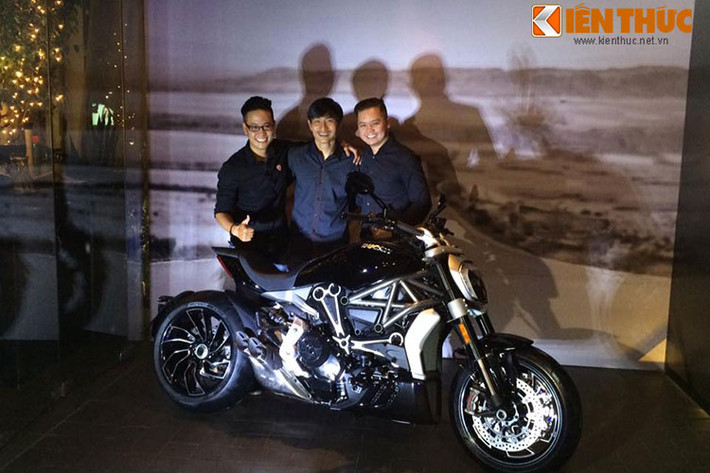 Chiếc Ducati XDiavel S 2016 đầu tiên về được Ducati đưa về Việt Nam là phiên bản nhập khẩu nguyên chiếc từ Ý, có mức giá 54.500USD (khoảng 1,2 tỷ đồng) - xe được một khách hàng đặt mua từ khoảng cuối năm 2015 vừa qua. Cũng trong ngày ra mắt, đaị diện Ducati Việt Nam cũng đã trao chìa khoá xe cho vị chủ nhân mới này.