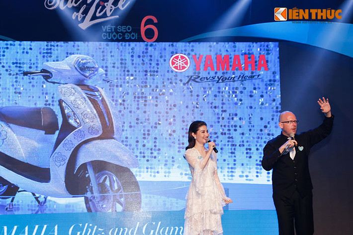 Bên cạnh đó, trong chương trình đấu giá từ thiện này - chiếc xe tay ga Yamaha Grande Swarovski đã được chốt mua với giá lên tới 18.000USD (tức 405 triệu đồng). Danh tính người mua hiện vẫn chưa được công bố.