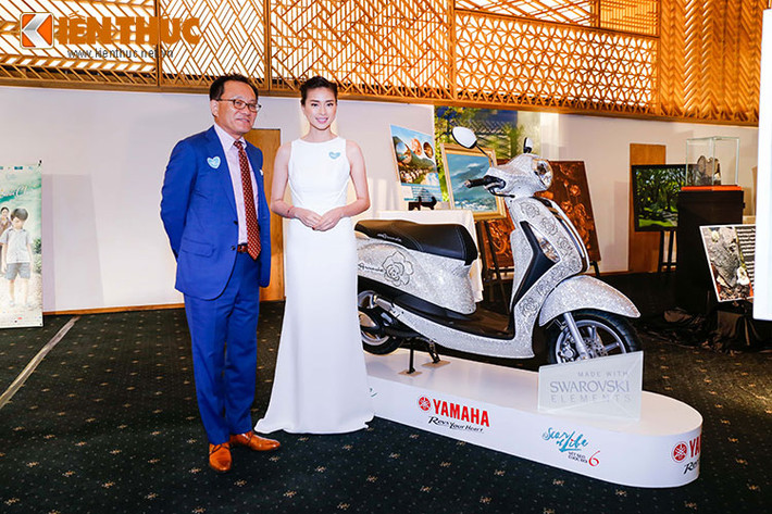 Đích thân Tổng giám đốc Yamaha Việt Nam, ông Yano Takeshi cũng có mặt tại chương trình này, cùng với chiếc Yahama Grande đính 43.000 viên pha lê Swarovski được đem tới để bán đấu giá đóng góp cho Quỹ từ thiện.