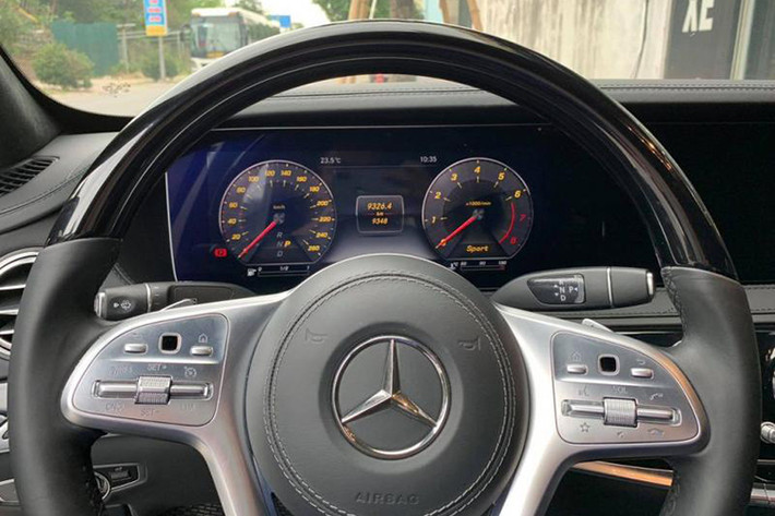 Những trang bị nội thất nổi bật của xe bao gồm đèn viền 64 màu với 10 kiểu phối khác nhau, vô lăng đa chức năng 3 chấu bọc da, ốp gỗ, tích hợp nút điều khiển bằng cảm ứng, vô lăng nhớ 3 vị trí, sạc không dây cho ghế trước, điều hòa tự động 4 vùng Thermotronic, hệ thống Air Balance với bộ lọc không khí, cửa sổ 2 bên phía sau chỉnh điện, khóa xe thông minh, khởi động bằng nút bấm, cửa hít hay mở cốp rảnh tay.