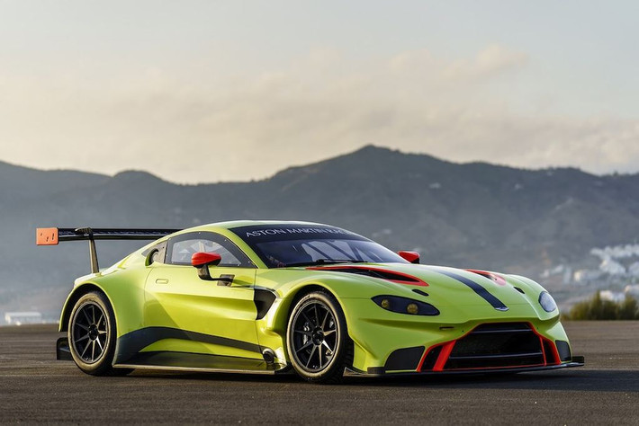 Siêu xe Aston Martin Vantage GTE chính là phiên bản đường đua của mẫu Vantage 2019 vừa được ra mắt. Mặc dù sở hữu thiết kế gần tương đồng nhưng Aston Martin Vantage GTE đã được bộ phận đua xe Aston Martin Racing (AMR) phát triển và thay đổi hầu như mọi chi tiết từ trong ra ngoài nhằm phù hợp với yêu cầu vận hành trong đường đua.