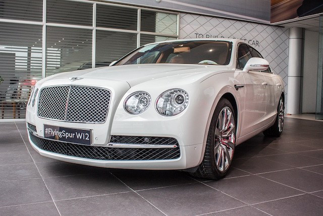 Tại thị trường Việt Nam, Bentley Flying Spur W12 được phân phối chính hãng với giá bán từ gần 12 tỷ đồng và có thể cao hơn tùy vào những trang bị tùy chọn cá nhân hóa. Chiếc Bentley mà thiếu gia Sài thành sở hữu có màu sắc độc nhất tại Việt nam.