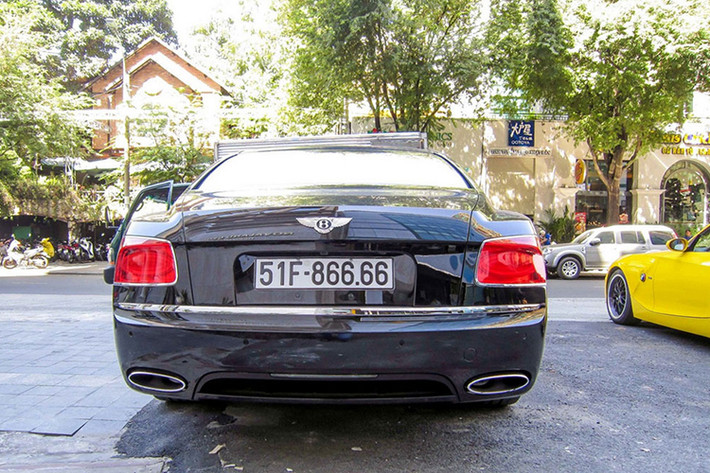 Flying Spur là dòng xe được chuyển đổi từ bản coupe Continental. Mặc dù vậy, hai chiếc xe được thiết kế hoàn toàn khác nhau. Sự khác biệt dễ nhận thấy giữa Continental và một Spur là lưới tản nhiệt phía trước bằng lưới thép, nhẹ hơn 50 kg so với thế hệ trước đây.