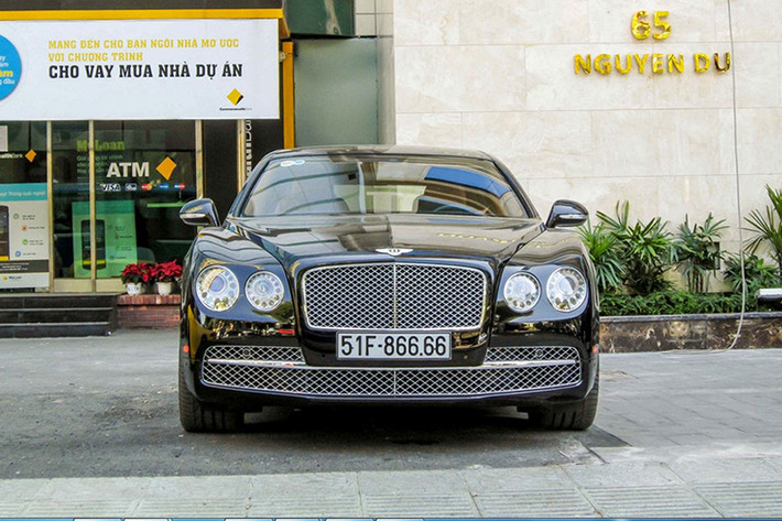 Chiếc siêu xe sang Bentley Flying Spur W12 mới được xem là sở hữu gam màu độc nhất tại Việt Nam. Được biết chiếc xe này thuộc quyền sở hữu của một thiếu gia mới 21 tuổi sống và làm việc tại TP HCM.