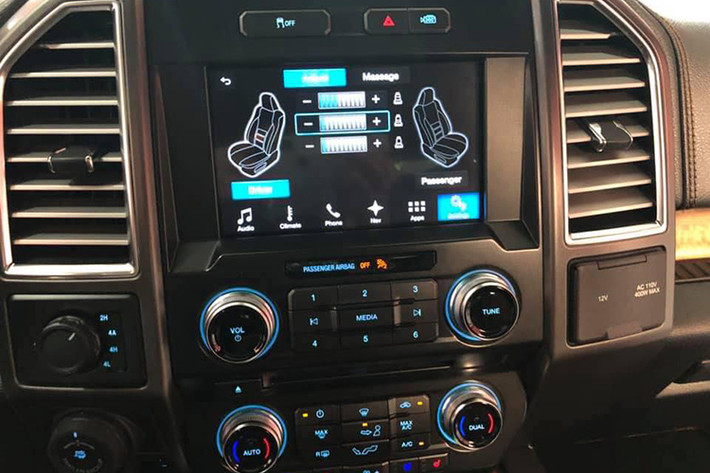 Đặc biệt, F-150 Limited 2016 còn được hãng xe ôtô Ford cung cấp tấm bảng được khắc số VIN và thứ tự xuất xưởng bằng laser trên vịn tay. Thêm vào đó là ghế trước có chức năng massage, ghế sau sưởi ấm và hệ thống thông tin giải trí SYNC 3 mới nhất.