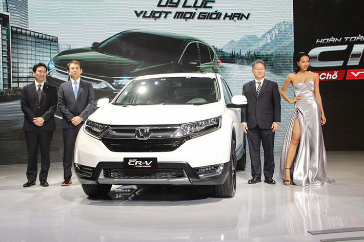 Từ khi ra mắt phiên bản mới, các chuyên gia đã đánh giá mẫu xe Honda CR-V 2018 với số điểm khá cao vì sở hữu nhiều tính năng tiện nghi cùng với thiết kế đẳng cấp. Bằng chứng là ngay sau khi ra mắt, khách hàng tạiViệt Nam đã luôn phải đặt xe trước nhiều tháng mới hy vọng có thể được sở hữu chiếc xe này - thậm chí sẵn sàng chi thêm tiền để sở hữu.