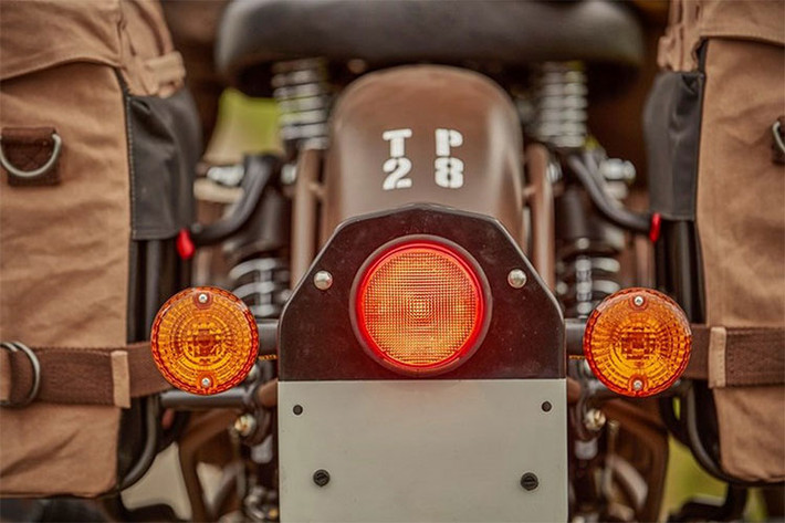 Các trang bị khác trên xe như khung gầm và hệ thống treo không có gì khác biệt so với phiên bản Royal Enfield Classic 500 tiêu chuẩn, tuy nhien nó cũng được thiết kế cách điệu và mang hơi hướng "chiến đấu" hơn so với những chiếc xe bản thường đang được bán ra trên các thị trường.