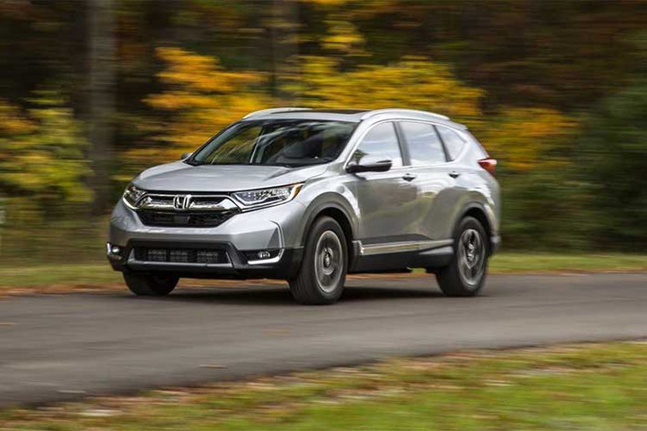 Honda CR-V phiên bản mới rộng hơn, thêm tùy chọn động cơ turbo. Phiên bản LX cơ sở sử dụng động cơ bốn xy-lanh 2.4 lít, công suất 184 mã lực. Bản EX dùng động cơ 1.5 lít turbo, công suất 190 mã lực. Cả hai đều được sử dụng hệ truyền động bốn bánh. Mức tiêu hao nhiên liệu khá ấn tượng, chỉ 10,2 lít/100 km.