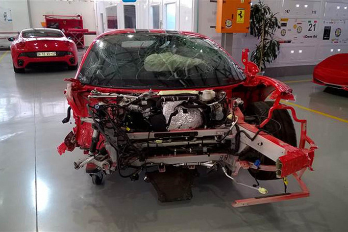 Nghiêm trọng nhất là khối động cơ V8, sản sinh công suất tối đa 605 mã lực của chiếc siêu xe Ferrari 458 Speciale không thể khởi động. Tác động từ vụ tai nạn đã khiến bộ phận điều khiển động cơ ECU bị hư hỏng.