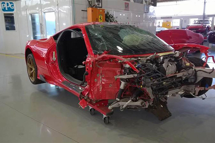 Được biết, chiếc siêu xe Ferrari 458 Speciale này đã từng gặp tai nạn đâm trực diện tại Johannesburg, Nam Phi cách đây vài tháng.